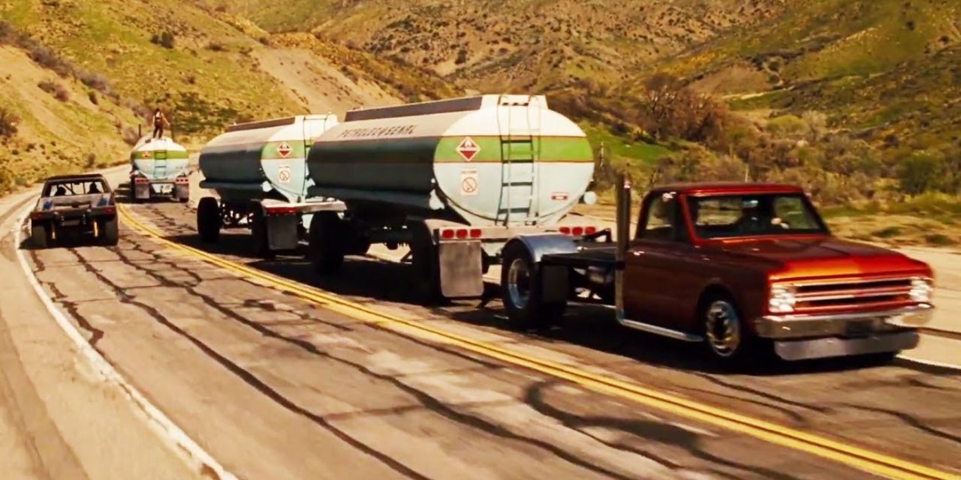 Hızlı ve Öfkeli 4'te bir benzin kamyonunun etrafını saran birkaç araba.