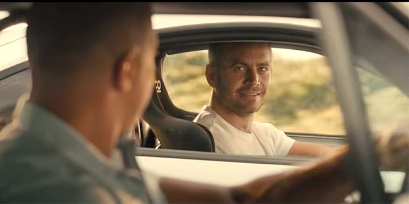 Öfkeli 7'den Brian (Paul Walker) arabasında Dom Toretto'ya (Vin Diesel) bakıyor