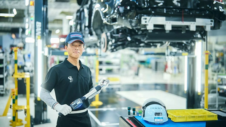 Toyota teknisyenleri Century cıvatalarını sıkmak için diğer araçlara göre 12 kat daha fazla zaman harcıyor.  Bundan önce zorlu bir sınavdan geçiyorlar