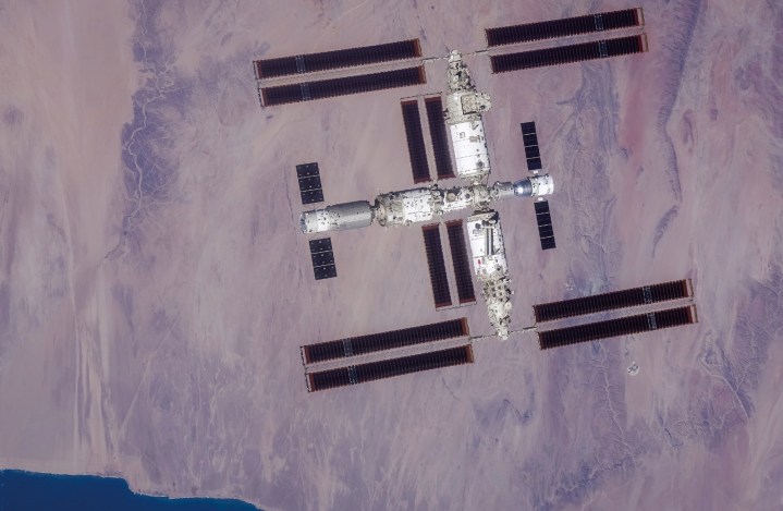 Çin'in Tiangong uzay istasyonu yukarıdan görülüyor.