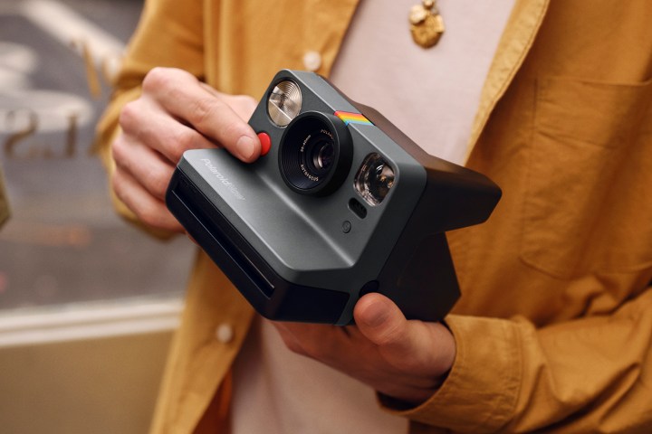 Polaroid Now anlık kamera.