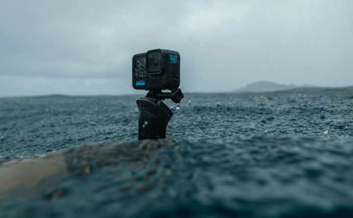 GoPro Hero 12 aksiyon kamerası kumsaldaki suyu kaydediyor.