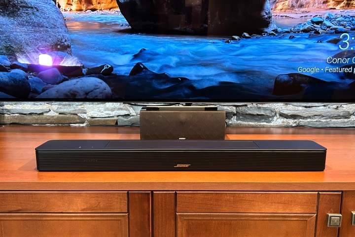Bose Smart Soundbar 600 TV'nin önünde.