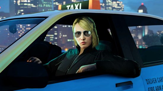 GTA Online haftalık güncellemesi 9 Kasım 2023 - Taksinin sürücü koltuğunda gölgeli bir kadın oturuyor, kolu pencere kapalıyken kapı çerçevesine dayanıyor.