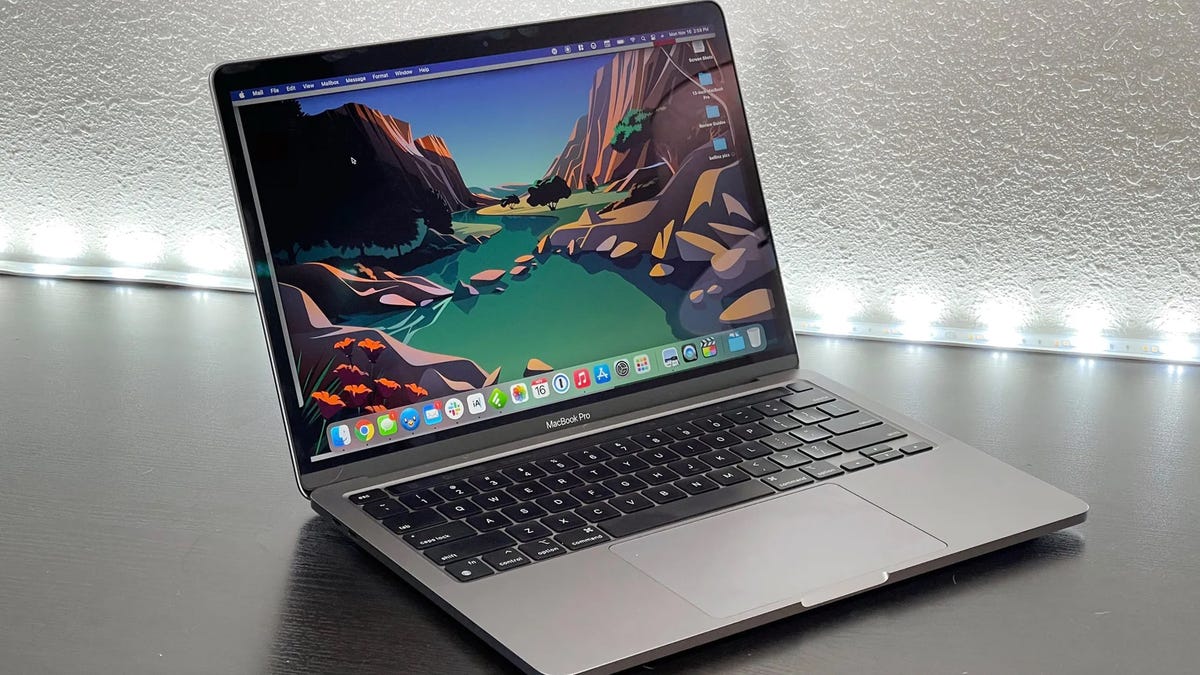 Apple MacBook Pro 13,3 inç M1 masanın üzerinde