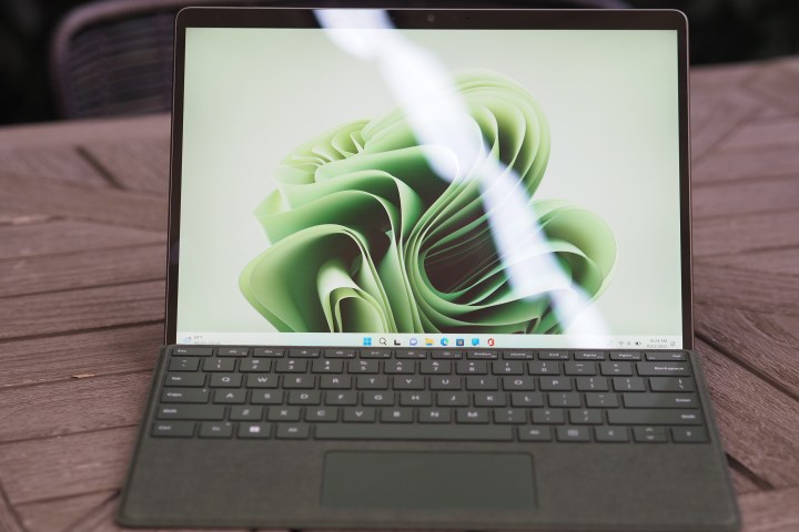 Ekranı ve Tip Kapağını gösteren Microsoft Surface Pro 9'un ön görünümü.