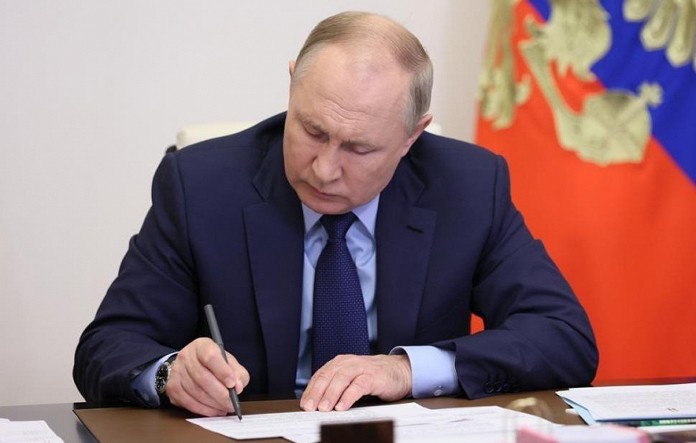 Putin imzaladı: Rusya'da Ukrayna Silahlı Kuvvetleri için fon toplama çağrılarıyla sitelerin hızla engellenmesine izin verildi - Dünyadan Güncel Teknoloji Haberleri