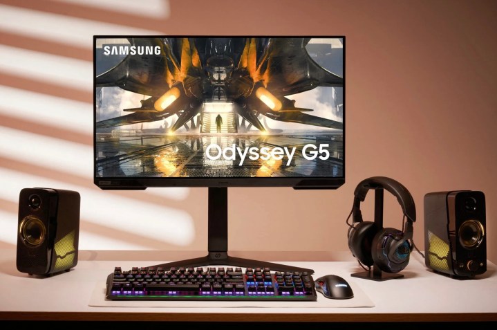 Masanın üzerinde Samsung Odyssey G5 oyun monitörü.