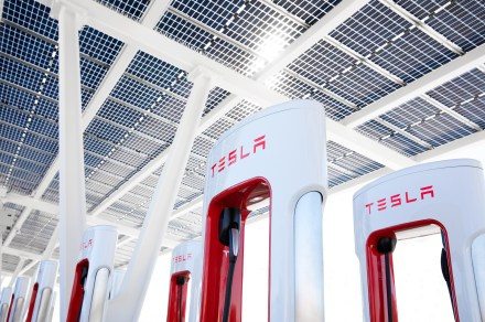 Tesla, Supercharger istasyonları için trafik sıkışıklığı ücreti getiriyor - Dünyadan Güncel Teknoloji Haberleri