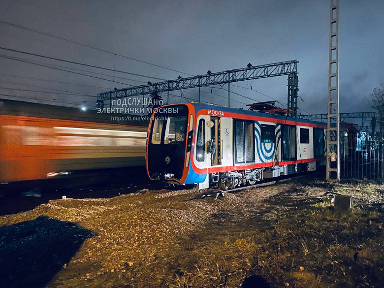 Testler sırasında Moskova-2020 metro treni çıkmaz bir prizmaya çarptı ve raydan çıktı