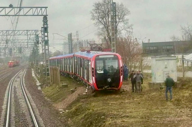 Testler sırasında Moskova-2020 metro treni çıkmaz bir prizmaya çarptı ve raydan çıktı - Dünyadan Güncel Teknoloji Haberleri