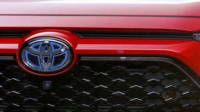 Toyota, hibrit güç aktarma organlarıyla donatılmış otomobillerdeki kurumsal logosunu kaldırdı