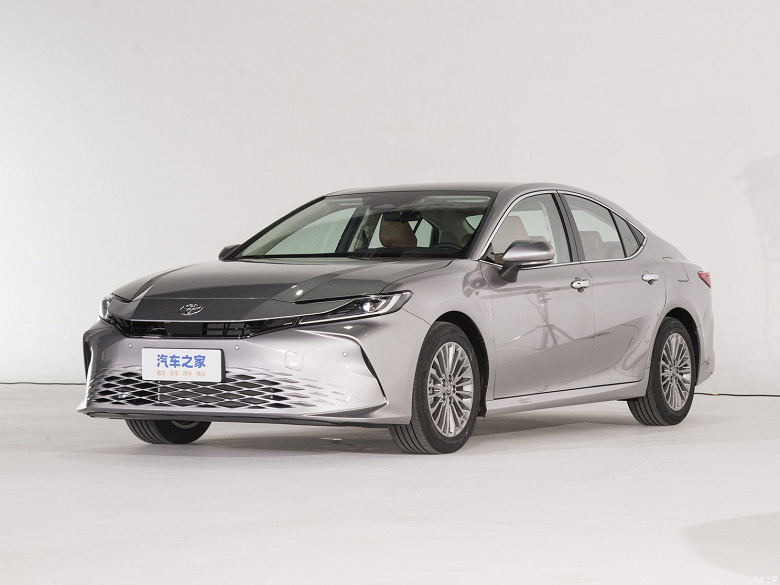Yeni Toyota Camry Çin'de satışa sunuldu. Tabanında iki 