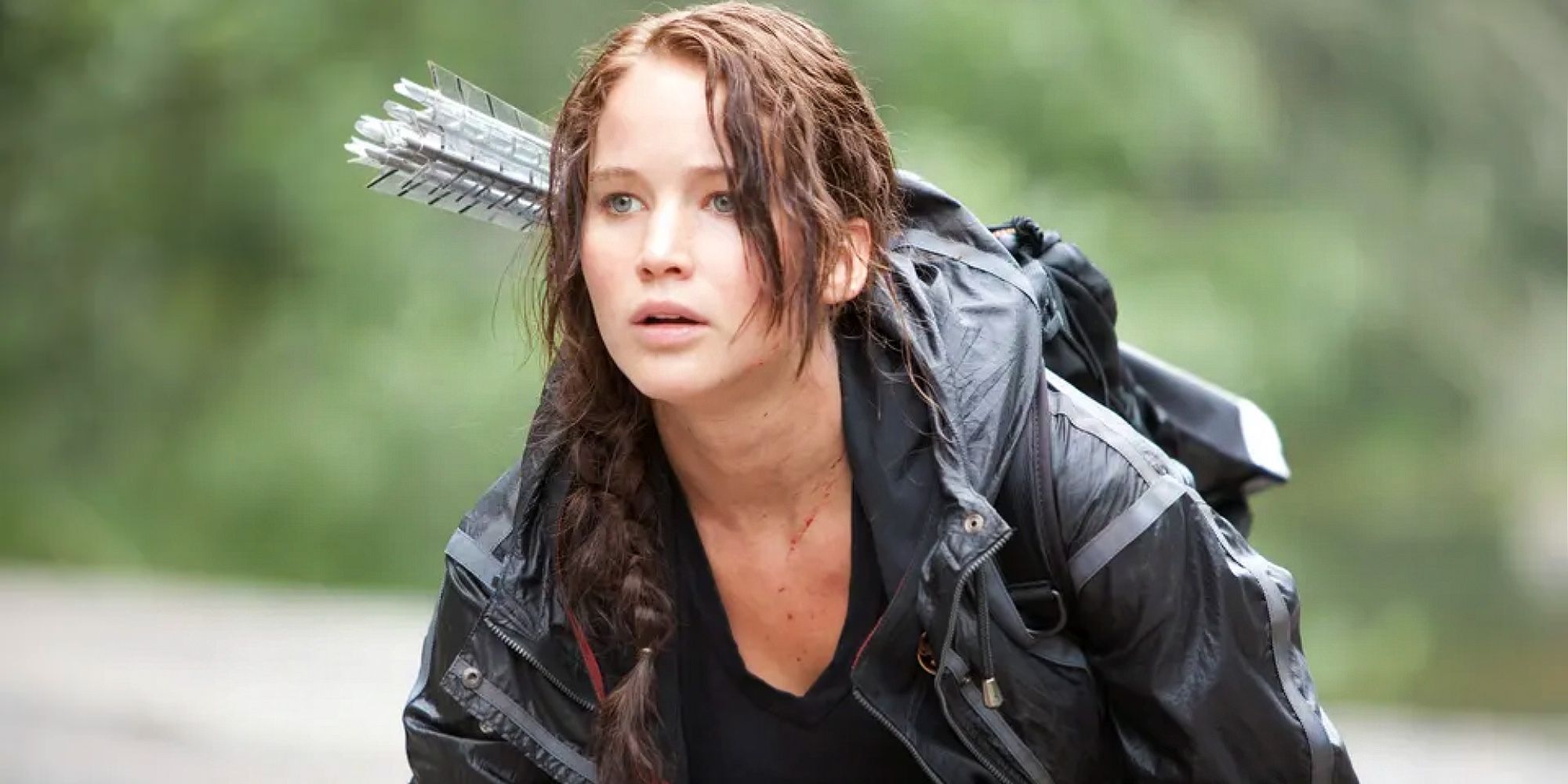 Açlık Oyunları'nda Katniss sırtında oklarla yerde diz çökmüş durumda.