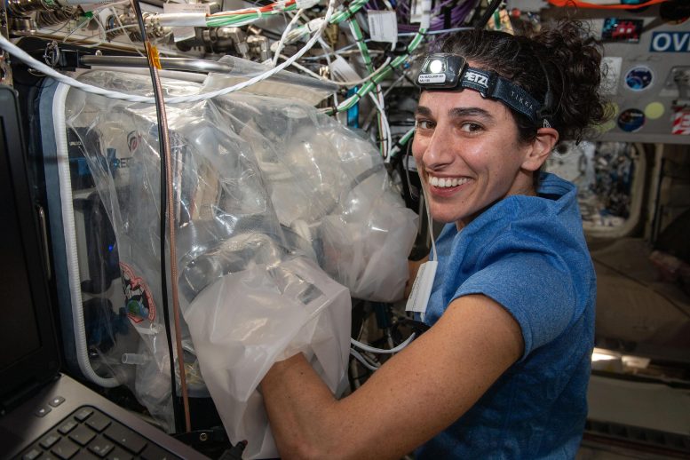 NASA Astronot Jasmin Moghbeli BiyoFabrikasyon Tesisinde Çalışıyor