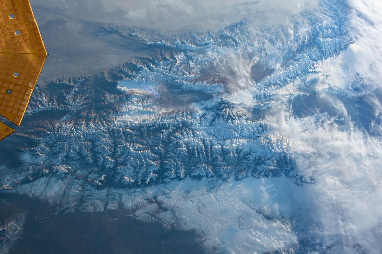 Bulutlar UUİ'deki Karla Kaplı Tian Shan Sıradağları ile Birleşiyor