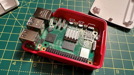 Raspberry Pi 5'i kasanın içine kaydırın.