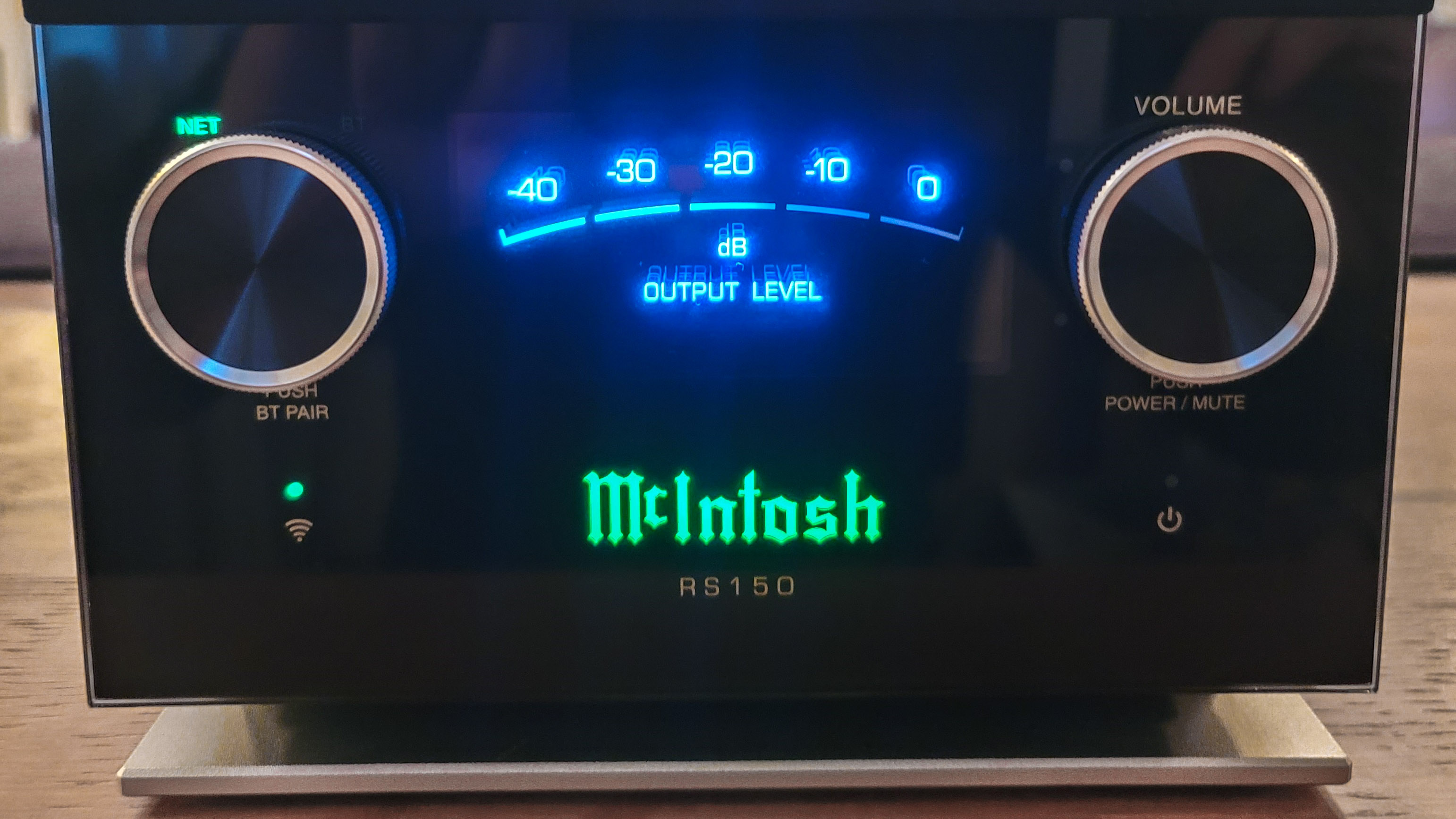 McIntosh RS150, VU ölçer ekranının yakından görünümünü gösteriyor