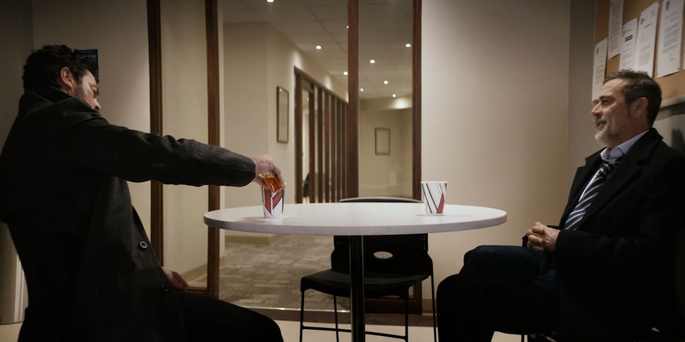 The Boys'un 4. sezon fragmanında Kasap ve Dean Morgan'ın isimsiz karakteri boş bir ofis binasında içkisini paylaşıyor