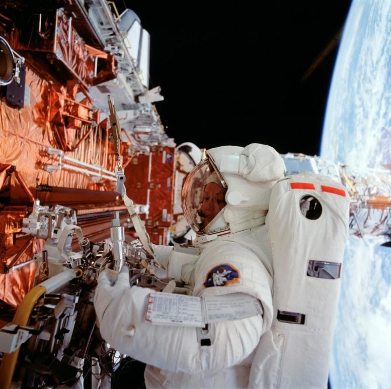 Astronot Kathryn C Thornton Hubble Servis Görevi 1 Uzay Yürüyüşü