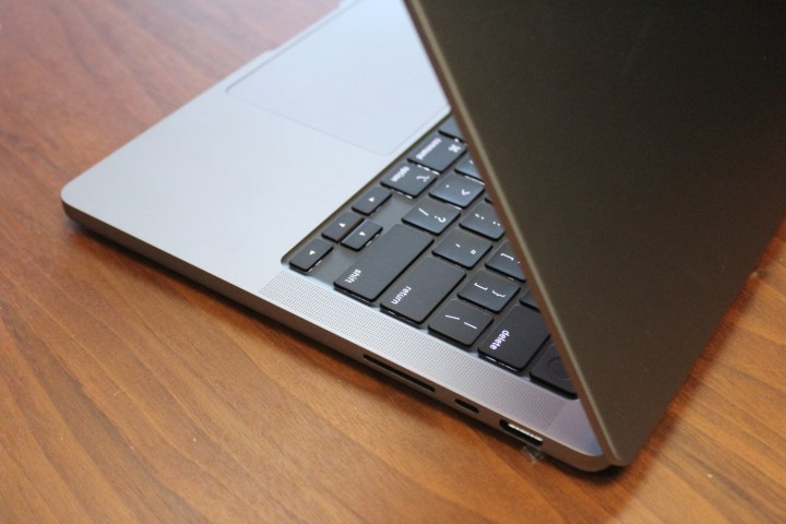 Ahşap yüzey üzerinde MacBook Pro 14 inç klavyesi.