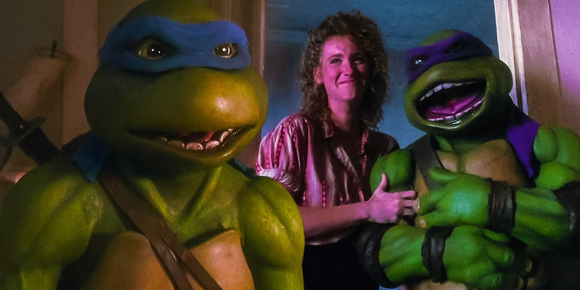 Karma bir görüntüde Nisan rolündeki Judith Hoag ve 90'ların canlı aksiyon Teenage Mutant Ninja Turtles filmlerindeki iki Ninja Kaplumbağa yer alıyor.