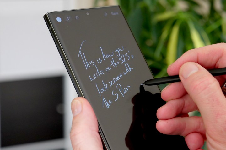 Galaxy S23 Ultra'nın kilit ekranına not yazmak için S Pen'i kullanma.