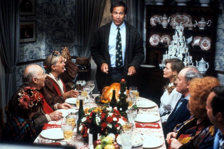 Bir aile, National Lampoon'un Noel Tatili'nde akşam yemeği yiyor.