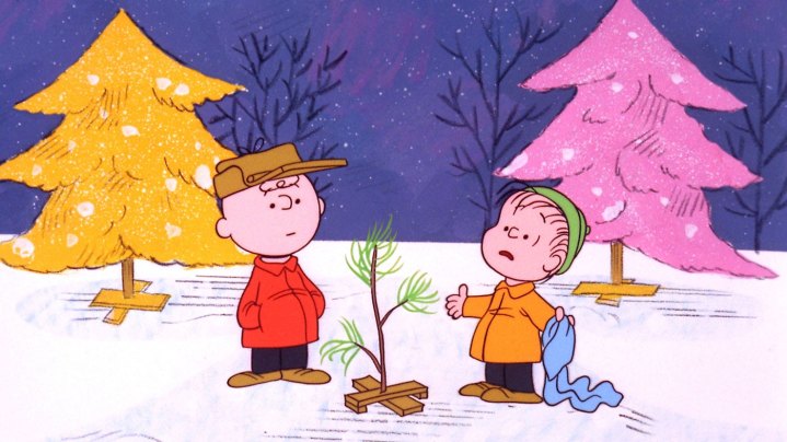 A Charlie Brown Noelinde iki erkek çocuk karda oynuyor.