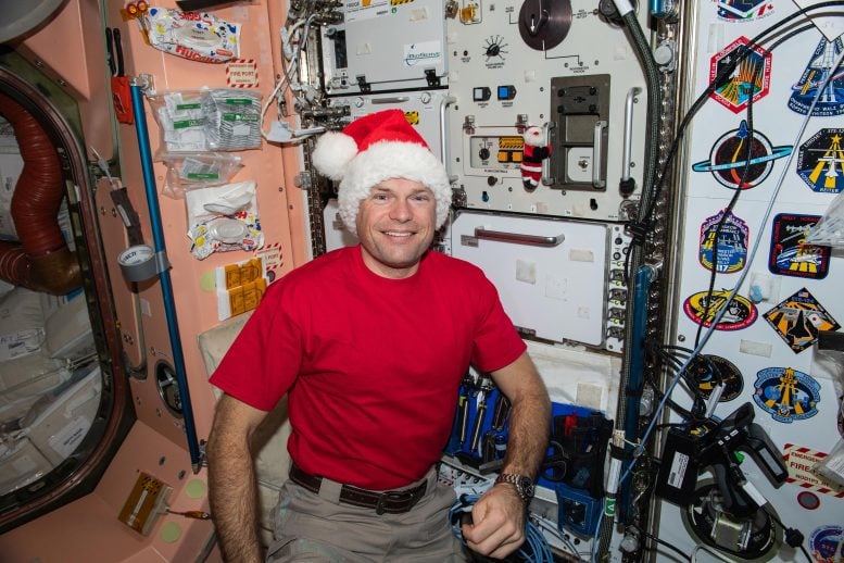 Astronot Andreas Mogensen Noel Baba Şapkası Takarak Poz Veriyor