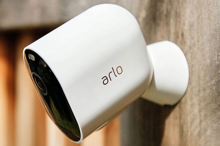 Arlo Pro 4 ev güvenlik kamerası dış mekana kuruldu.