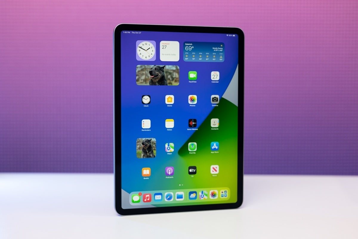 11 inç 2022 iPad Pro'nun (burada resimde görülen) zaten mükemmel olan ekranı, gelecek yıl daha da mükemmel hale gelecek.  - Apple'ın Mart 2024'te iki yeni iPad Air ve iki iPad Pro'yu piyasaya sürme olasılığı giderek artıyor