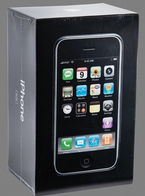 8 GB'lık birinci nesil iPhone 10.456 dolara satıldı - iPhone'un duyurulmasından 11.128 gün önce Steve Jobs imzalı çek açık artırmada satıldı