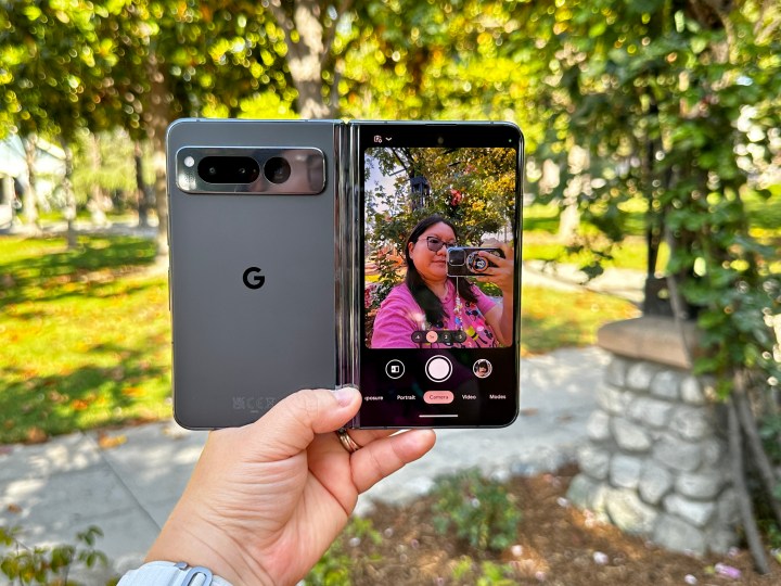 Ters Selfie Kamera modunda Obsidiyen renginde Google Pixel Fold.