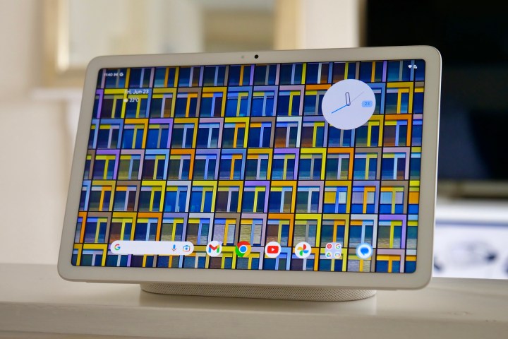 Beyaz renkli Google Pixel Tablet, dock'a takılı.