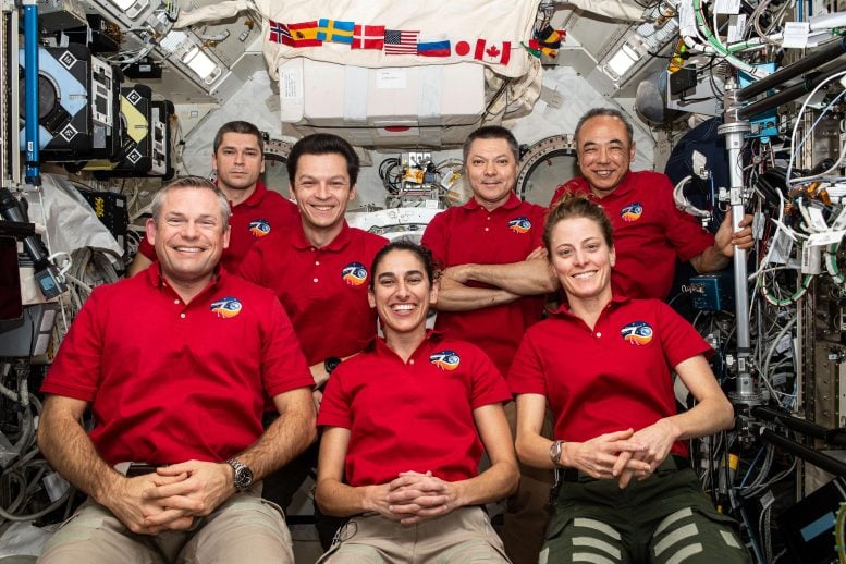 Expedition 70 ISS Mürettebatı Portre İçin Poz Veriyor