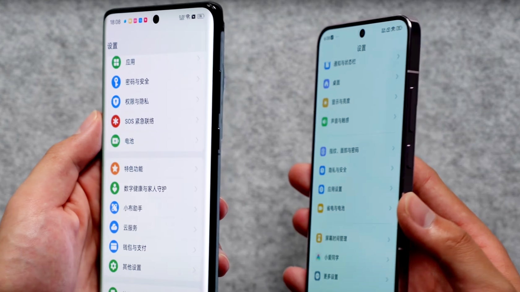 OnePlus 12'nin rekor kıran 4.500 nit BEO ekranı (solda), özellikle açılı bakıldığında Xiaomi 14'ün panelinin kötü görünmesine neden oluyor.  - OnePlus 12: Samsung ve Pixel'i yenmenin sırrı mükemmel dengeyi yakalamak mı?