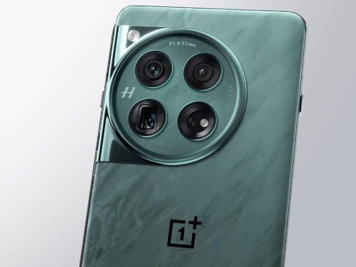 OnePlus 12 kamera modülü yeşil renktedir.