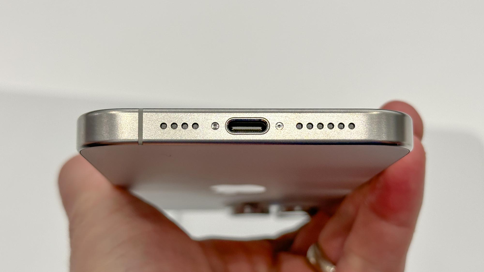 iPhone 15 Pro Max USB-C bağlantı noktası