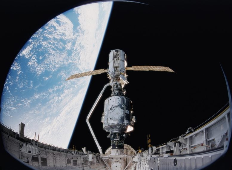 STS 88 Uluslararası Uzay İstasyonunun İnşaatına Başladı