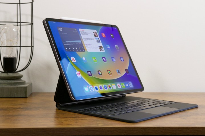 iPad Pro (2022) Magic Keyboard'da oturuyor.
