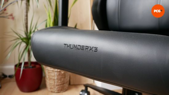 ThunderX3 Core Modern incelemesi 08 koltuk logosu