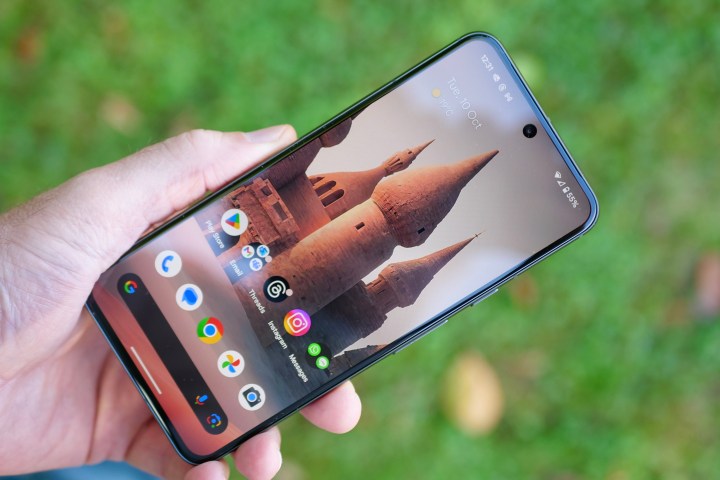 Google Pixel 8'i tutan bir kişi ekranı gösteriyor.