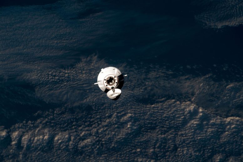 SpaceX Dragon Cargo Craft Kenetlenmek İçin Uzay İstasyonuna Yaklaşıyor
