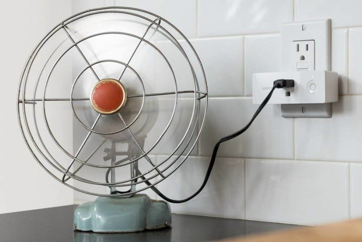 Wemo Mini Akıllı Fiş'e takılı bir elektrikli fan.