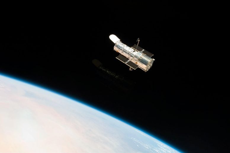 Hubble Dünya'nın Üzerinde Yörüngede Dönüyor