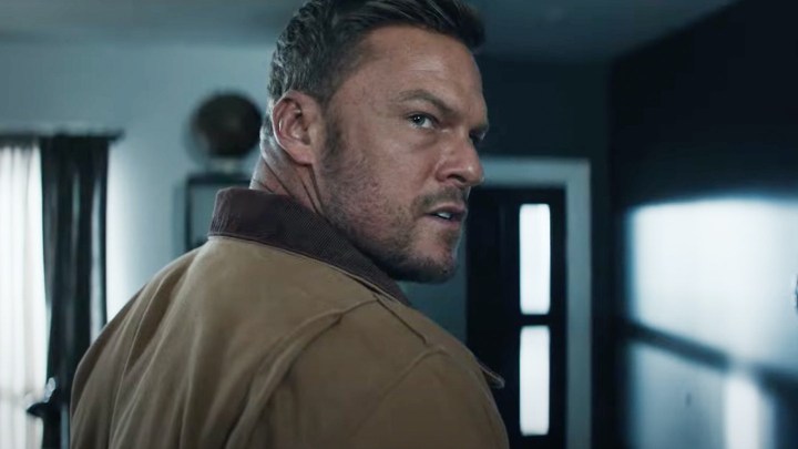 Prime Video'nun Reacher'ında Jack Reacher rolünde Alan Ritschon geri dönüyor ve kamera dışındaki bir şeye şüpheyle bakıyor.