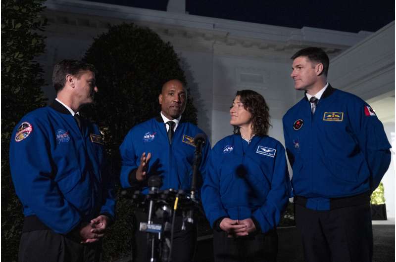 Biden, yarım yüzyıl sonra ayın etrafında uçmayı hedefleyen ilk mürettebat olan dört NASA astronotuna ev sahipliği yapıyor