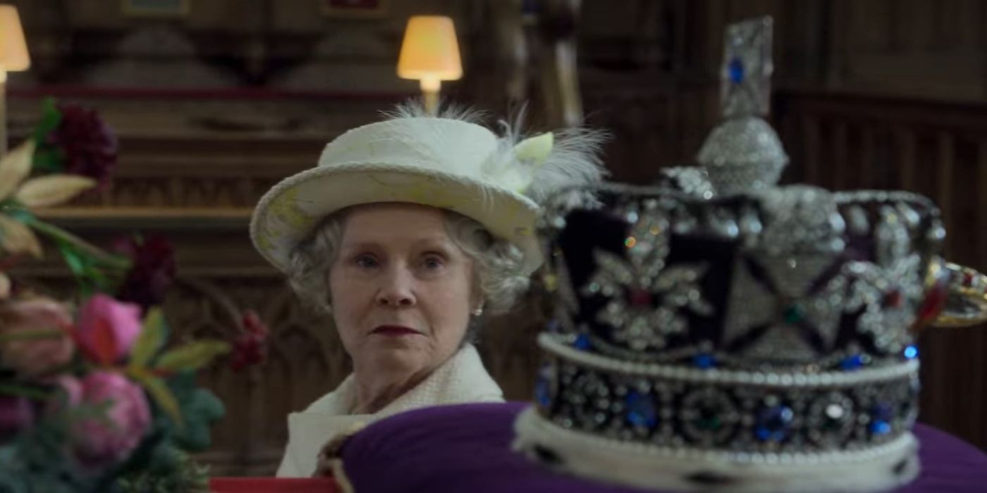 The Crown finalinde Kraliçe Elizabeth tabutunun üzerindeki taca bakarken Imelda Staunton