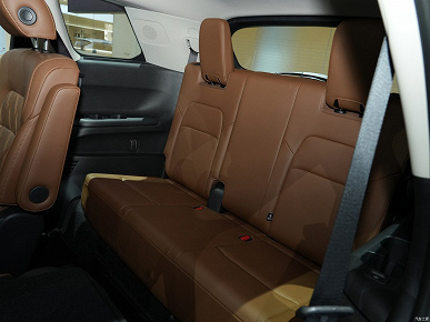 Yeni Nissan Pathfinder'ın üretimine başlandı.  5,1 metre uzunluk, 7 koltuk, dört tekerlekten çekiş ve özel tasarım